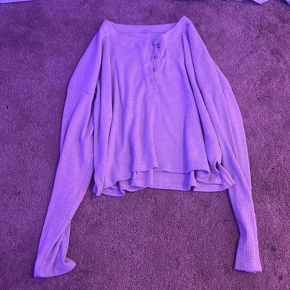 grey top!!